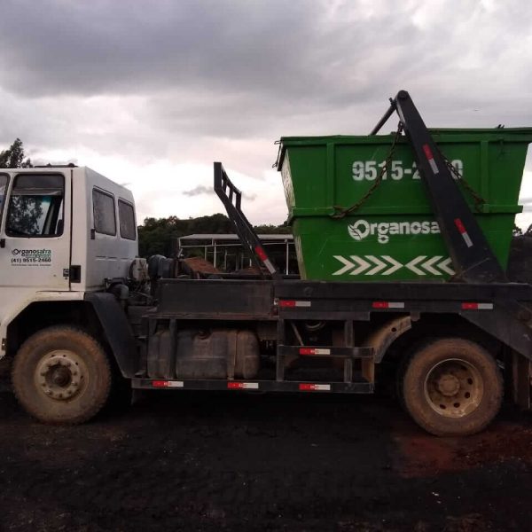 caminhão com caçamba de transporte de resíduo
